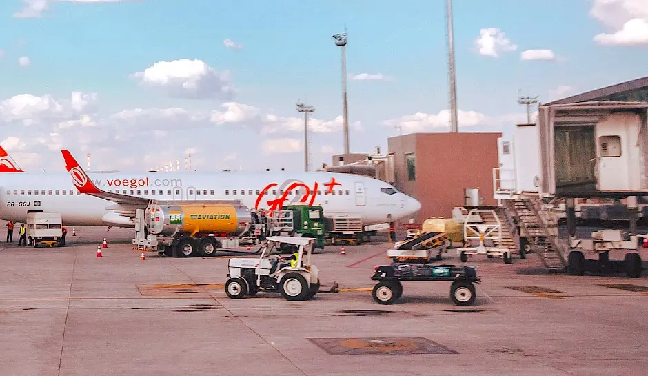 Equipment, aeroplane and vehicles in an airport that uses aviation asset tracking solutions