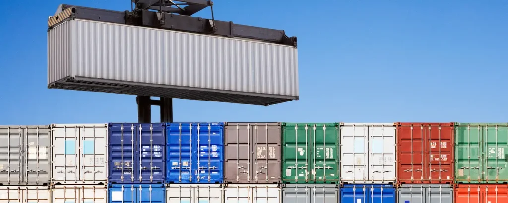 Containers that use a shipping container tracking solution