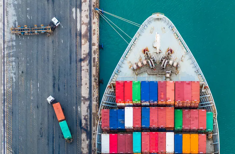 Aerial view of a ship loaded with containers that use a shipping container tracking solution